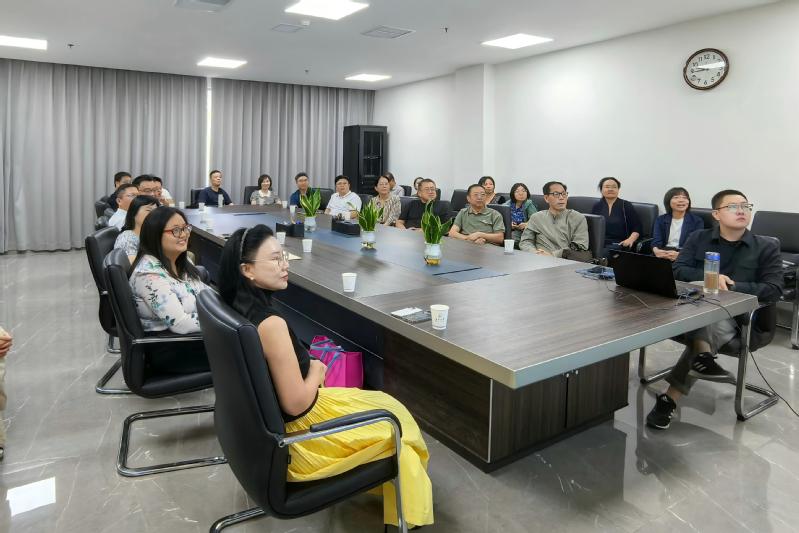 学校统一战线成员集体收看纪念中...